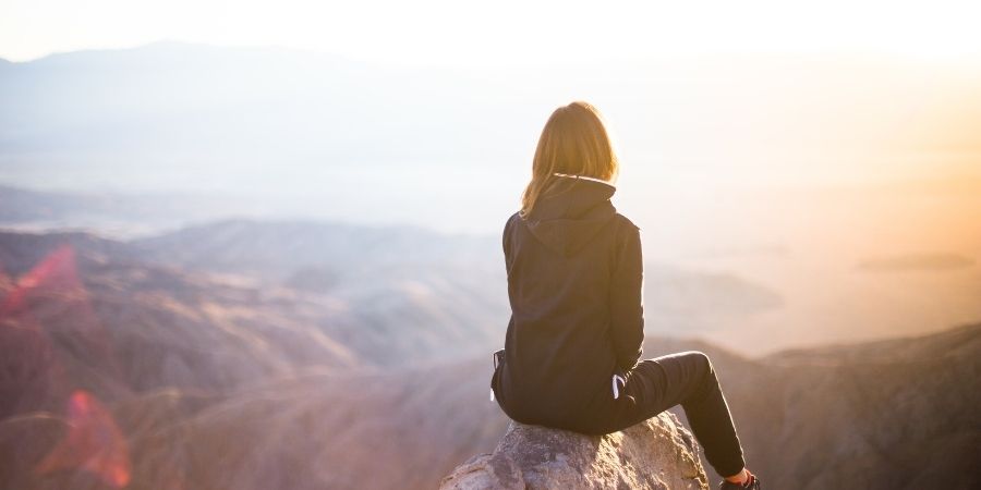 femme voyage solo dans la nature